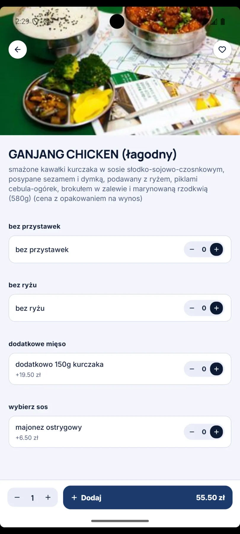 Ekran dania GANJANG CHICKEN w wersji łagodnej: zdjęcie, skład, gramatura 580 g i lista dodatków do wyboru — bez przystawek, bez ryżu, dodatkowe 150 g kurczaka za 19,50 zł, majonez ostrygowy za 6,50 zł. Na dole przycisk „Dodaj” z ceną 55,50 zł.