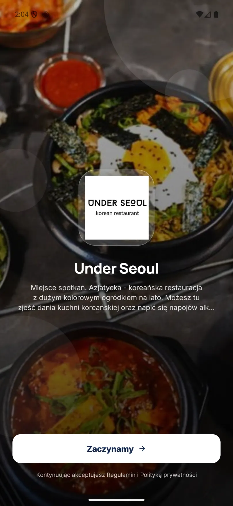 Ekran powitalny aplikacji: logo restauracji Under Seoul na zdjęciu dania, opis lokalu jako azjatycko-koreańskiej restauracji z ogródkiem oraz przycisk „Zaczynamy”.