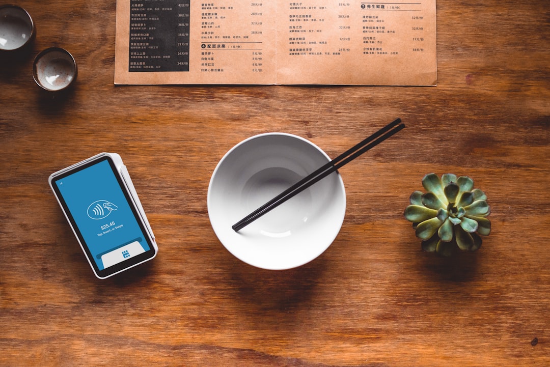 SoftPOS w ABS POS – płatności kartą na telefonie w gastronomii