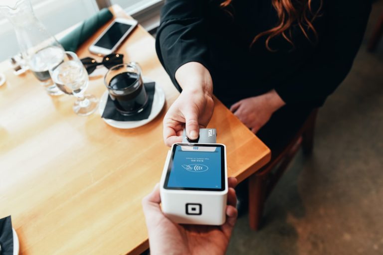 Integracja drukarek fiskalnych z systemem POS – sprzedaż i paragon w jednym obiegu