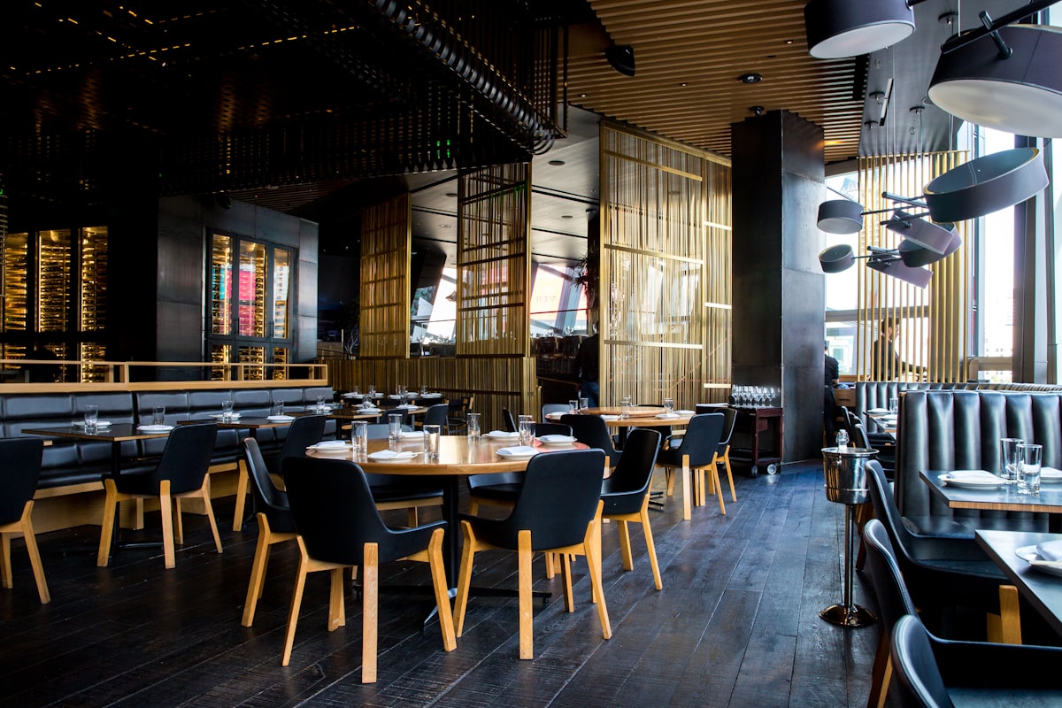 Przytulne wnetrze restauracji jesienia-zima